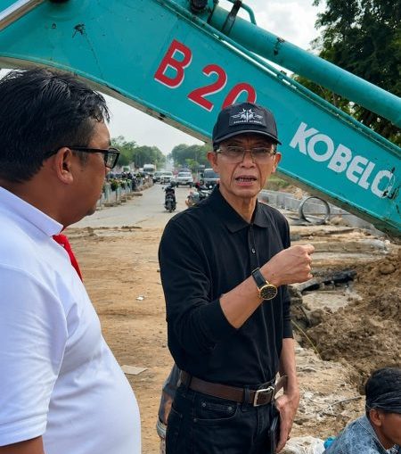 Kepala BP Batam Amsakar Achmad meninjau perbaikan pipa air minum berdiameter 800 milimeter di Muka Kuning, Batam.