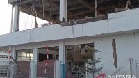 Warga berada di luar rumah setelah gempa kuat mengguncang Nagekeo, Nusa Tenggara Timur.