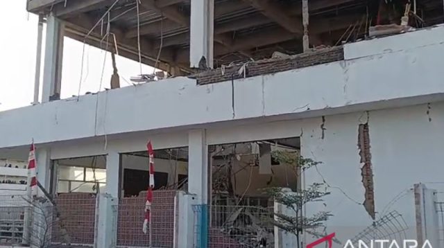 Warga berada di luar rumah setelah gempa kuat mengguncang Nagekeo, Nusa Tenggara Timur. Warga berada di luar rumah setelah gempa kuat mengguncang Nagekeo, Nusa Tenggara Timur.