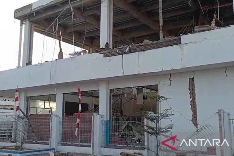 Warga berada di luar rumah setelah gempa kuat mengguncang Nagekeo, Nusa Tenggara Timur.