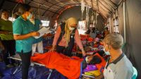 Petugas medis dari Muhammadiyah Disaster Management Center (MDMC) memeriksa korban gempa di Dampek, Lamba Leda Utara, Manggarai Timur, Nusa Tenggara Timur (NTT), Sabtu (22/8/2026). (ANTARA FOTO/HENDRA NURDIYANSYAH)