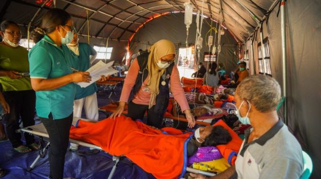 Petugas medis dari Muhammadiyah Disaster Management Center (MDMC) memeriksa korban gempa di Dampek, Lamba Leda Utara, Manggarai Timur, Nusa Tenggara Timur (NTT), Sabtu (22/8/2026). (ANTARA FOTO/HENDRA NURDIYANSYAH)