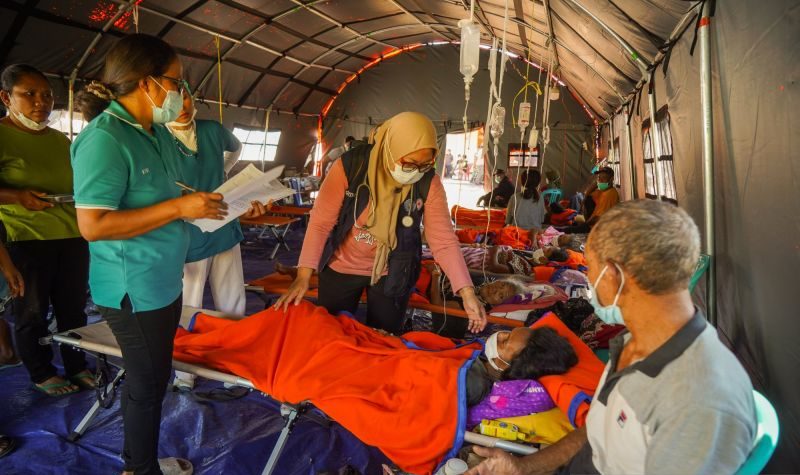 Petugas medis dari Muhammadiyah Disaster Management Center (MDMC) memeriksa korban gempa di Dampek, Lamba Leda Utara, Manggarai Timur, Nusa Tenggara Timur (NTT), Sabtu (22/8/2026). (ANTARA FOTO/HENDRA NURDIYANSYAH)
