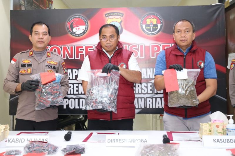 Direktur Reserse Narkoba Polda Kepri Komisaris Besar Suyono menyampaikan pengungkapan kasus narkotika di Batam.