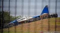Pesawat tempur Sukhoi Su-30MK2 keluar dari batas ujung landasan Bandara Internasional Sultan Hasanuddin saat uji terbang.