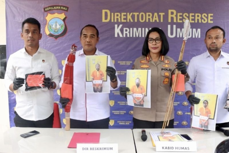 Tiga tersangka dalam perkara dugaan kekerasan bentrokan perselisihan lahan di Pulau Setokok, Batam, yang ditangani Polda Kepri.