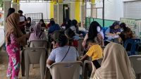 Tenaga medis melayani warga dalam program jemput bola keluarga berencana gratis di Batam.