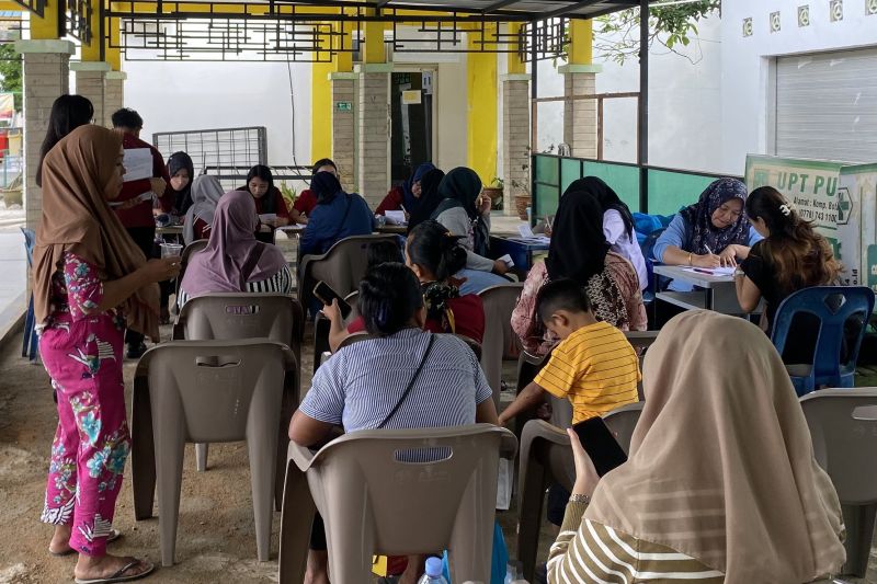 Tenaga medis melayani warga dalam program jemput bola keluarga berencana gratis di Batam.