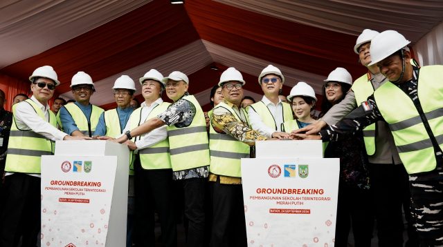 Seremoni pemasangan tiang pancang perdana pembangunan Sekolah Terintegrasi Merah Putih di kawasan Rempang, Batam.