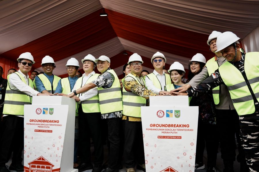 Seremoni pemasangan tiang pancang perdana pembangunan Sekolah Terintegrasi Merah Putih di kawasan Rempang, Batam.