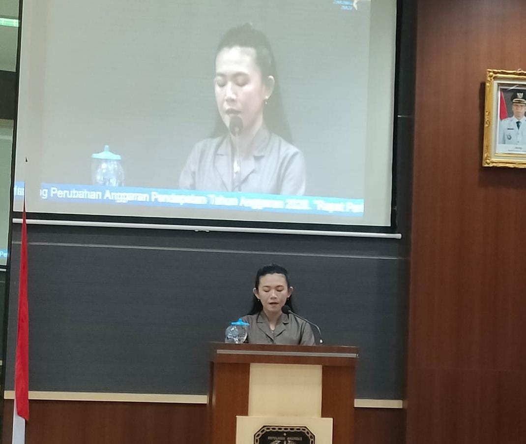 Juru bicara Fraksi PPIR Linda menyampaikan pandangan umum terhadap Perubahan APBD 2026 dalam rapat paripurna DPRD Anambas.