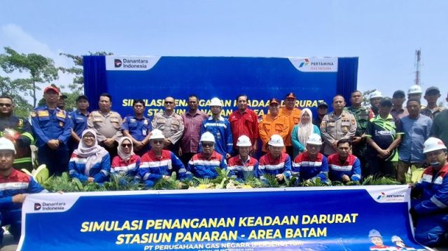 Simulasi penanganan kebocoran gas dan kebakaran di Stasiun PLTMG Panaran, Batam.