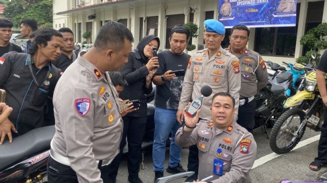 Barisan sepeda motor hasil sitaan dengan knalpot brong terparkir di markas Polresta Barelang.