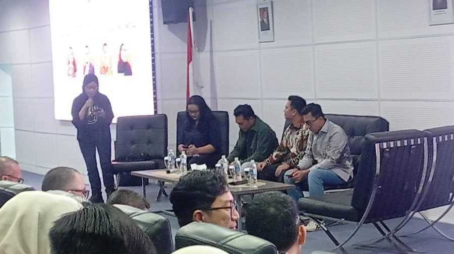 Suasana diskusi publik tentang proyek PLTS 100 gigawatt di kampus Politeknik Negeri Batam.