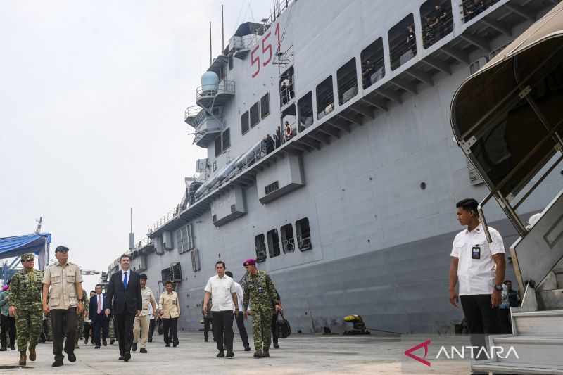 Kapal induk Giuseppe Garibaldi bersandar di Dermaga 107 Tanjung Priok, Jakarta, saat ditinjau pejabat TNI pada 18 September 2026.