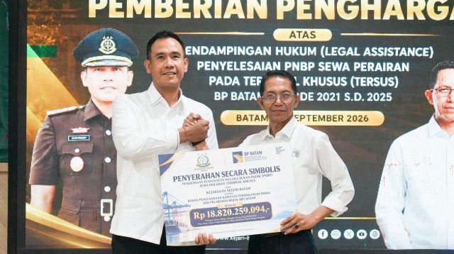 Kepala Kejaksaan Negeri Batam I Wayan Wiradarma menyerahkan PNBP sewa perairan Terminal Khusus secara simbolis kepada Kepala BP Batam Amsakar Achmad.