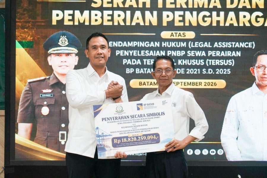 Kepala Kejaksaan Negeri Batam I Wayan Wiradarma menyerahkan PNBP sewa perairan Terminal Khusus secara simbolis kepada Kepala BP Batam Amsakar Achmad.