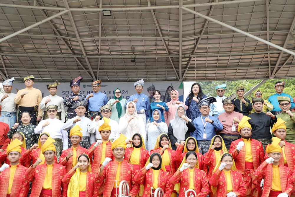Wali Kota Batam Amsakar Achmad memimpin Upacara Bendera Peringatan Hari Jadi ke-24 Provinsi Kepulauan Riau.