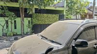 Abu vulkanik Gunung Anak Krakatau menyebar ke wilayah Jakarta dan sekitarnya, memicu kewaspadaan terhadap gangguan kesehatan.