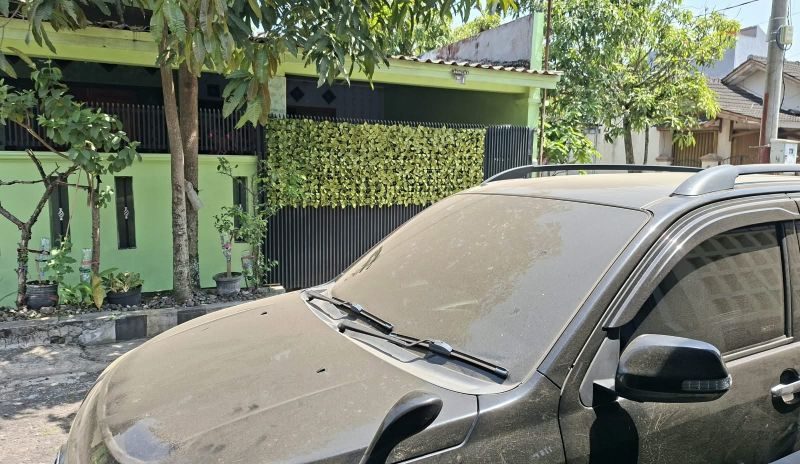 Abu vulkanik Gunung Anak Krakatau menyebar ke wilayah Jakarta dan sekitarnya, memicu kewaspadaan terhadap gangguan kesehatan.