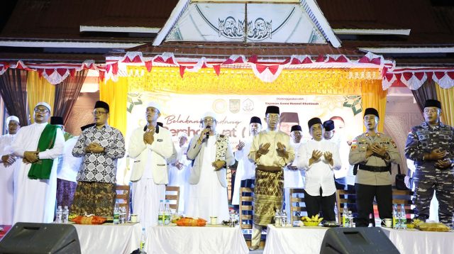 Ribuan warga mengikuti Belakang Padang Bershalawat Jilid 2 di Lapangan Indra Sakti, Batam, Sabtu malam.