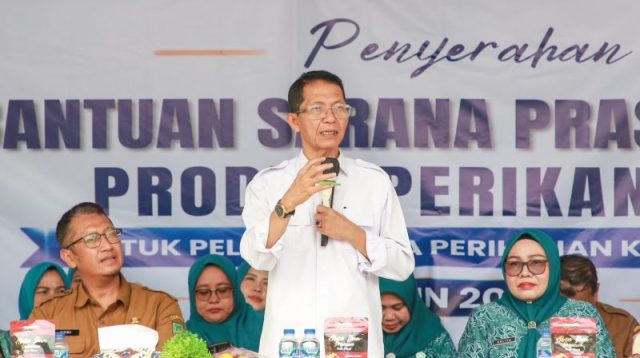 Penyerahan bantuan sarana usaha perikanan kepada kelompok pengolah dan pemasar hasil perikanan di Sagulung, Batam.