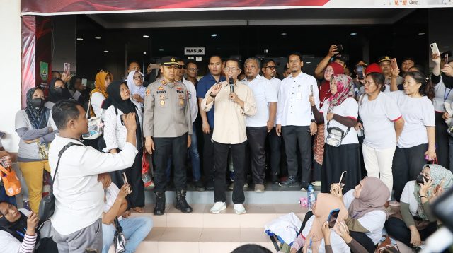 Wali Kota Batam Amsakar Achmad menerima pekerja PT Ghim Li Indonesia yang menyampaikan persoalan penghentian produksi dan ketidakpastian hak ketenagakerjaan.