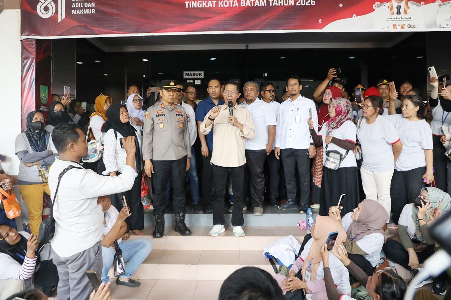 Wali Kota Batam Amsakar Achmad menerima pekerja PT Ghim Li Indonesia yang menyampaikan persoalan penghentian produksi dan ketidakpastian hak ketenagakerjaan.