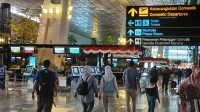 Penumpang berada di terminal Bandara Soekarno-Hatta setelah penerbangan terdampak erupsi Gunung Anak Krakatau.
