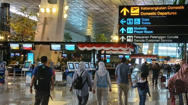 Penumpang berada di terminal Bandara Soekarno-Hatta setelah penerbangan terdampak erupsi Gunung Anak Krakatau.