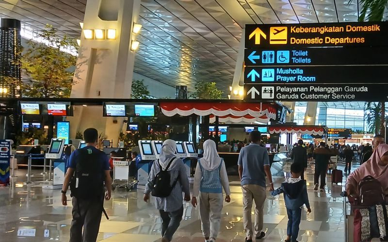 Penumpang berada di terminal Bandara Soekarno-Hatta setelah penerbangan terdampak erupsi Gunung Anak Krakatau.