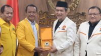 Pimpinan Partai Golkar dan PKS bertemu di Kantor DPP Partai Golkar, Jakarta. Pimpinan Partai Golkar dan PKS bertemu di Kantor DPP Partai Golkar, Jakarta.