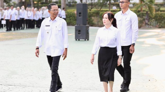 Wali Kota Batam Amsakar Achmad memimpin apel gabungan Pemko dan BP Batam di Dataran Engku Putri.