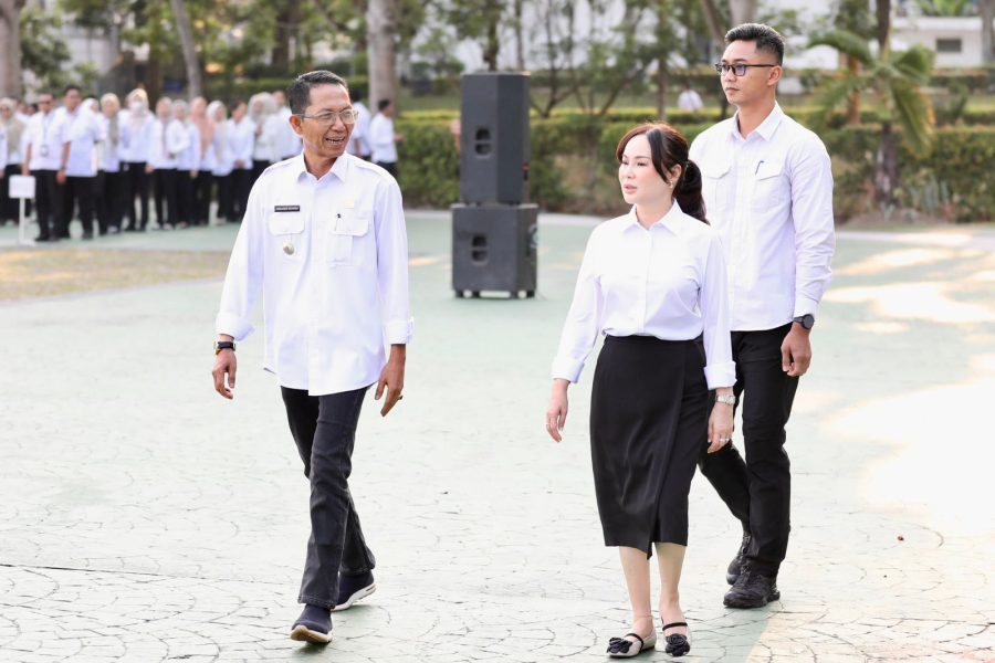 Wali Kota Batam Amsakar Achmad memimpin apel gabungan Pemko dan BP Batam di Dataran Engku Putri.