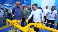 Kepala Staf Kepresidenan Dudung Abdurachman bersama pejabat Kementerian ESDM dan PGN meninjau infrastruktur jaringan gas rumah tangga di Gresik.