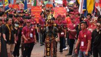 Rombongan peserta Pawai Khitong 2026 menampilkan atraksi barongsai dan kesenian tradisional Nusantara di jalanan Kota Batam.
