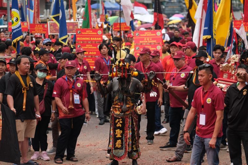 Rombongan peserta Pawai Khitong 2026 menampilkan atraksi barongsai dan kesenian tradisional Nusantara di jalanan Kota Batam.