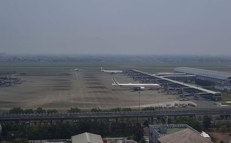 Aktivitas operasional pesawat di Bandara Soekarno-Hatta setelah kembali dibuka usai gangguan abu vulkanik Gunung Anak Krakatau.