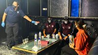 Polisi menggelar rekonstruksi perkara dugaan bisnis ekstasi di tiga tempat hiburan malam Planet Batam.