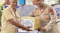 Kapolres Kepulauan Anambas AKBP Misbachul Munir membagikan paket bantuan sosial kepada warga Desa Tarempa Timur dalam peringatan HUT Lalu Lintas ke-71.