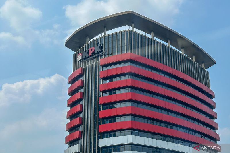 KPK mengusut OTT terkait pengurusan HGB di Kabupaten Bogor dengan 17 orang diamankan dan uang ratusan miliar rupiah disita.