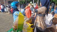 Warga membeli kebutuhan pokok pada operasi pasar murah di Gedung Tengku Mandak, Bintan Centre, Tanjungpinang.