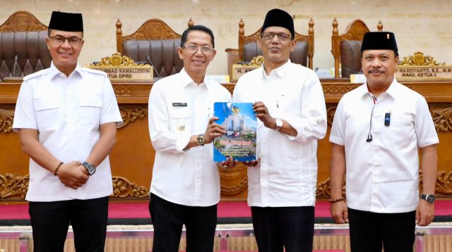 Wali Kota Batam Amsakar Achmad menyampaikan Nota Keuangan dan Ranperda APBD 2027 dalam rapat paripurna DPRD Batam.