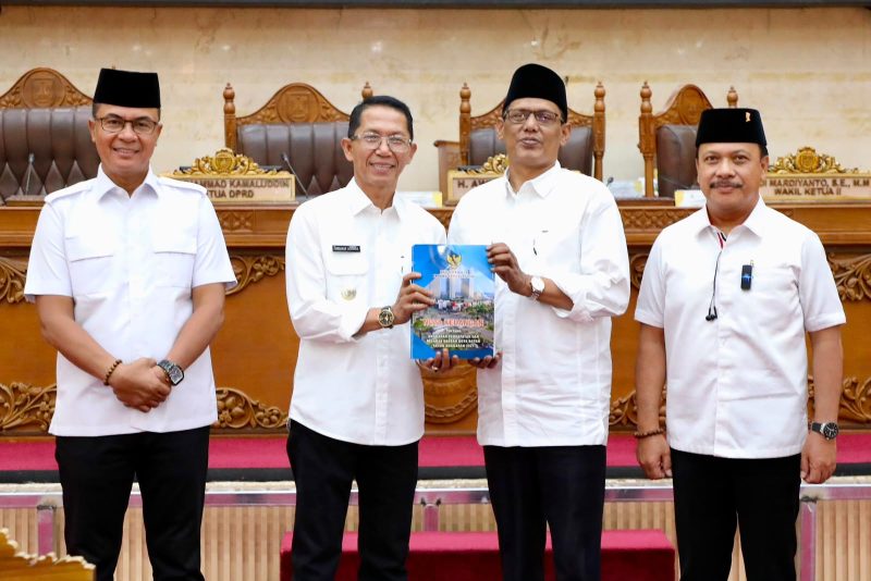 Wali Kota Batam Amsakar Achmad menyampaikan Nota Keuangan dan Ranperda APBD 2027 dalam rapat paripurna DPRD Batam.