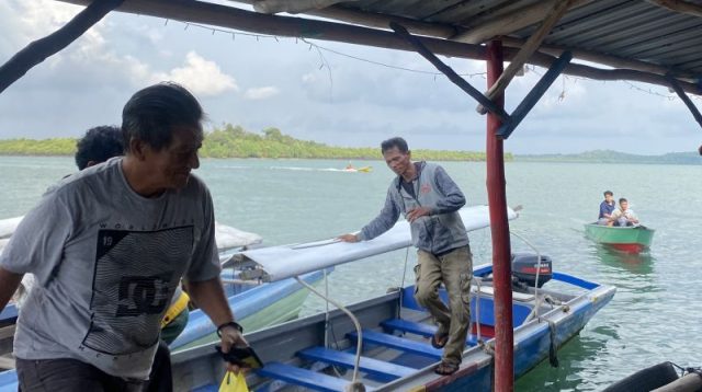 Bantuan sarana perikanan untuk nelayan kecil Kota Batam yang mencakup alat tangkap dan mesin kapal.