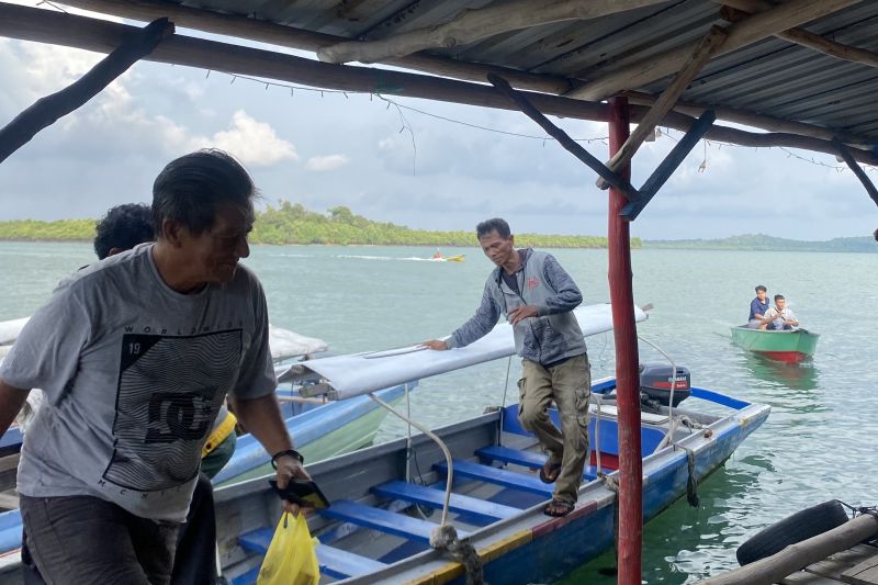 Bantuan sarana perikanan untuk nelayan kecil Kota Batam yang mencakup alat tangkap dan mesin kapal.