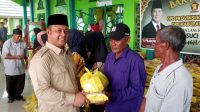 Gerindra bagikan paket sembako di Kampung Harapan