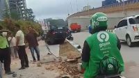 mobil terbalik di flyover sei ladi