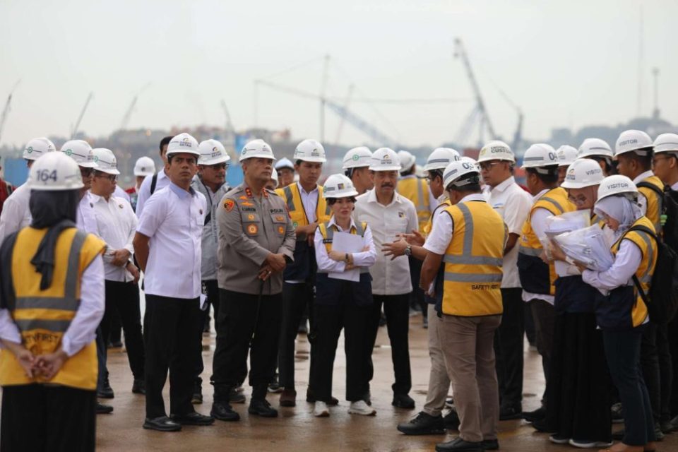 STS crane pelabuhan batu ampar