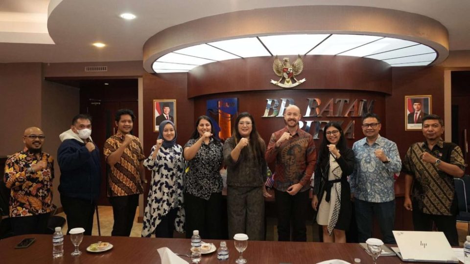 Plt. Kepala Biro Humas, Promosi dan Protokol BP Batam, Ariastuty Sirait, menerima kunjungan Niall Ahern, Country Director for Business, Trade and Investment Kedutaan Besar Inggris, di Batam, Selasa (20/5/2025). Kunjungan ini bertujuan menjajaki potensi investasi dan kerja sama bilateral di berbagai sektor.